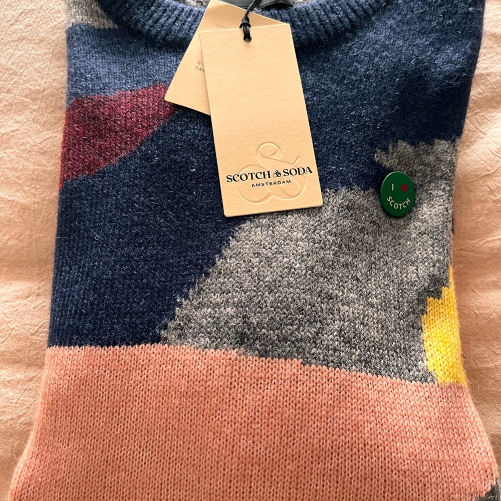 This sweater features a stunning design that adds a touch of visual interest